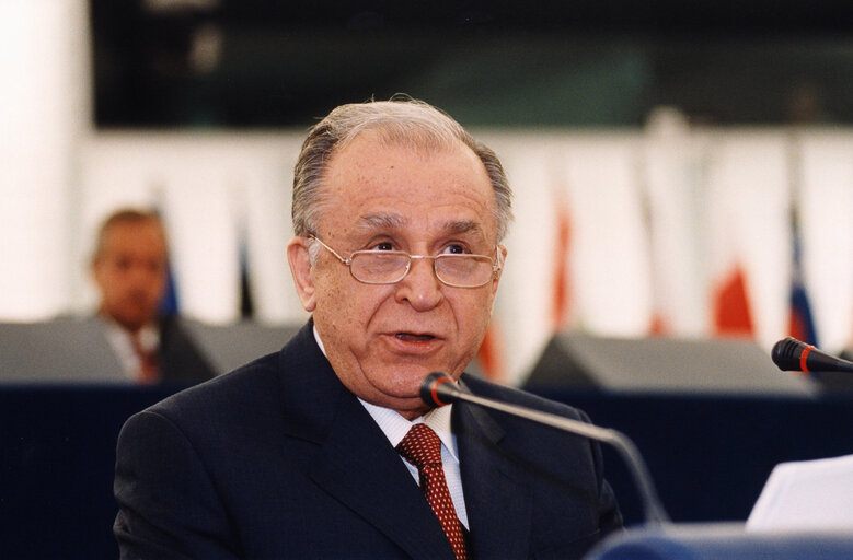 Fotografia 15: Ion ILIESCU, President of Romania, makes an official visit to the EP in Strasbourg