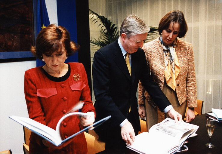 Zdjęcie 3: Signature of the buying act for the LOW building in Strasbourg with EP President, French Minister of European Affairs and Strasbourg's Mayor