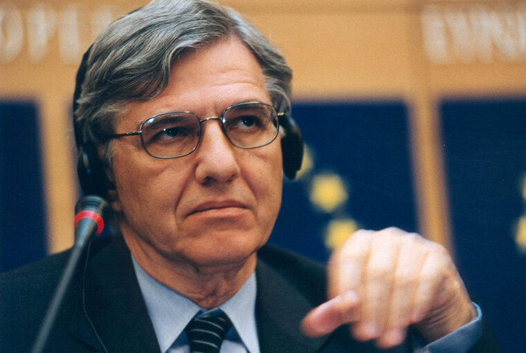 Photo 3 : Greek Minister of European Affairs holds a news conference in Strasbourg following the vote over the accession of 10 new member countries to the EU