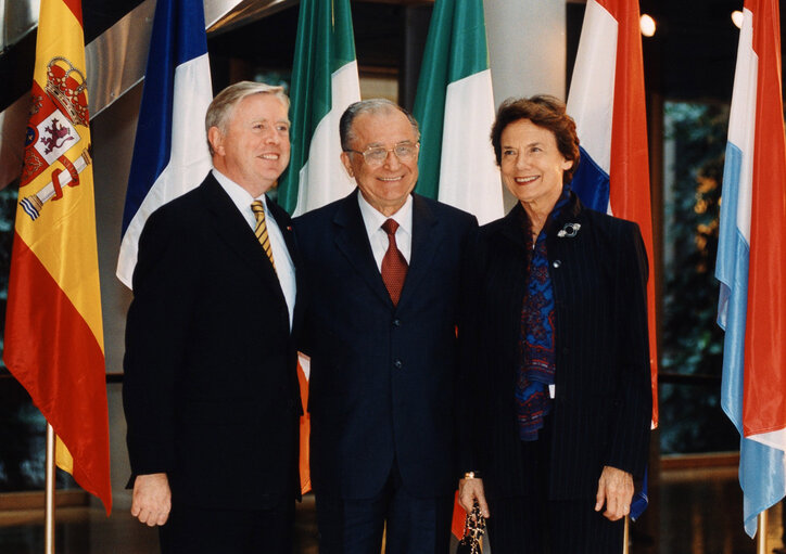 Fotografia 14: Ion ILIESCU, President of Romania, makes an official visit to the EP in Strasbourg