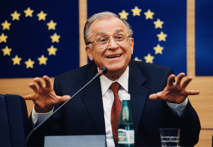 Fotografia 13: Ion ILIESCU, President of Romania, makes an official visit to the EP in Strasbourg