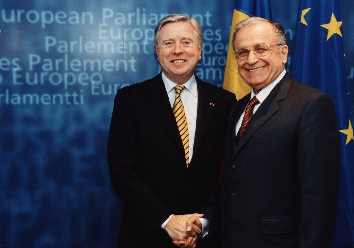 Fotografia 12: Ion ILIESCU, President of Romania, makes an official visit to the EP in Strasbourg