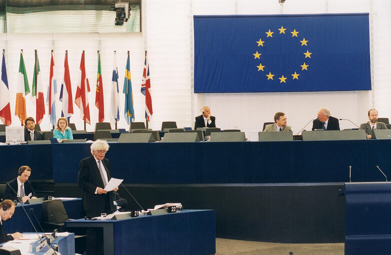 Φωτογραφία 2: Wim DUISENBERG, President of the European Central Bank, presents the ECB 2002 yearly report at a plenary session in Strasbourg