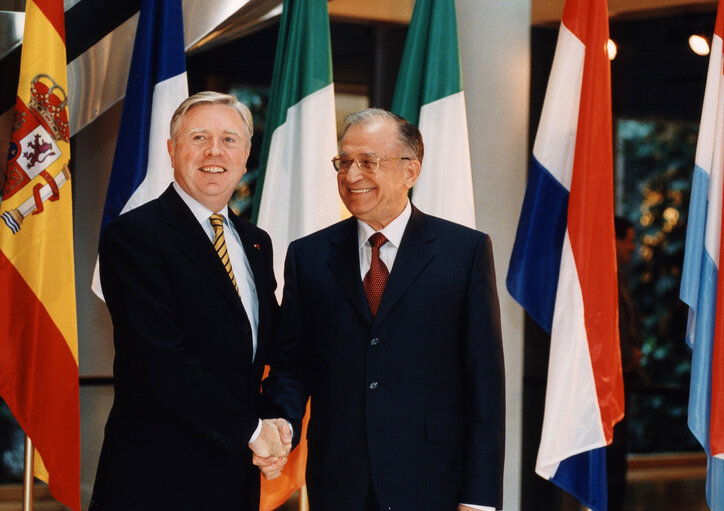 Fotografia 11: Ion ILIESCU, President of Romania, makes an official visit to the EP in Strasbourg