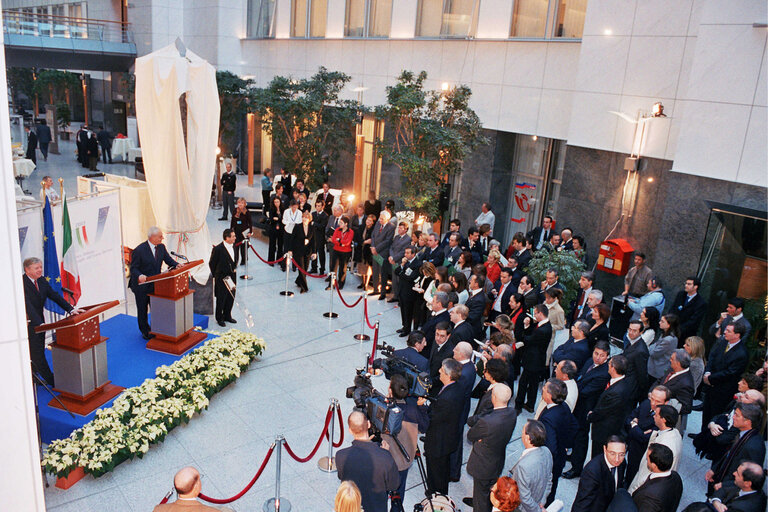 Foto 2: EP President and President of Italian Senate, inaugurate the sculpture Zenith in the ASP building