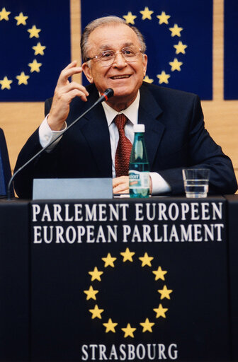 Fotografia 1: Ion ILIESCU, President of Romania, makes an official visit to the EP in Strasbourg