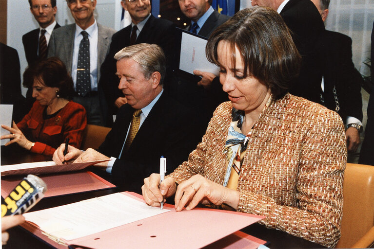 Zdjęcie 5: Signature of the buying act for the LOW building in Strasbourg with EP President, French Minister of European Affairs and Strasbourg's Mayor