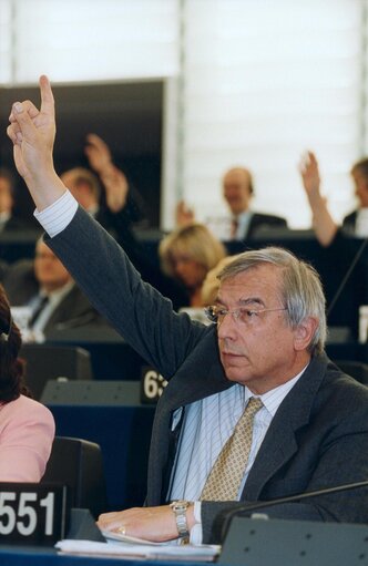 Foto 2: Bill NEWTON DUNN in plenary session in Strasbourg.