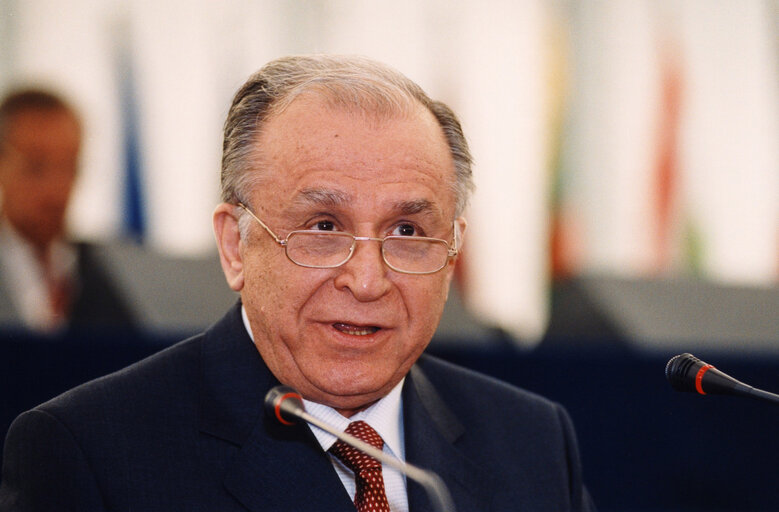 Fotografia 9: Ion ILIESCU, President of Romania, makes an official visit to the EP in Strasbourg