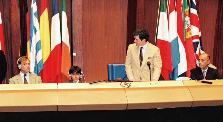 Nuotrauka 19: The 1990 Sakharov Prize is awarded to Aung San Suu Kyi who is represented to receive the prize by her son Kim and her husband Michael ARIS