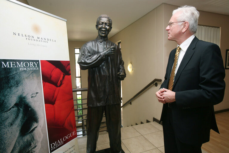 Foto 20: Hans-Gert POETTERING, EP President, makes an official visit to South Africa - EP President admires a statue of Nelson Mandela at the Nelson Mandela Foundation in Johannesburg