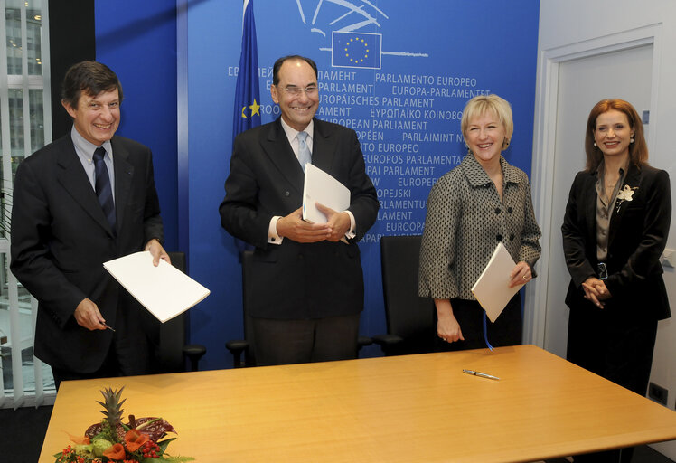 Снимка 13: Signing ceremony for a  political declaration on communicating Europe.