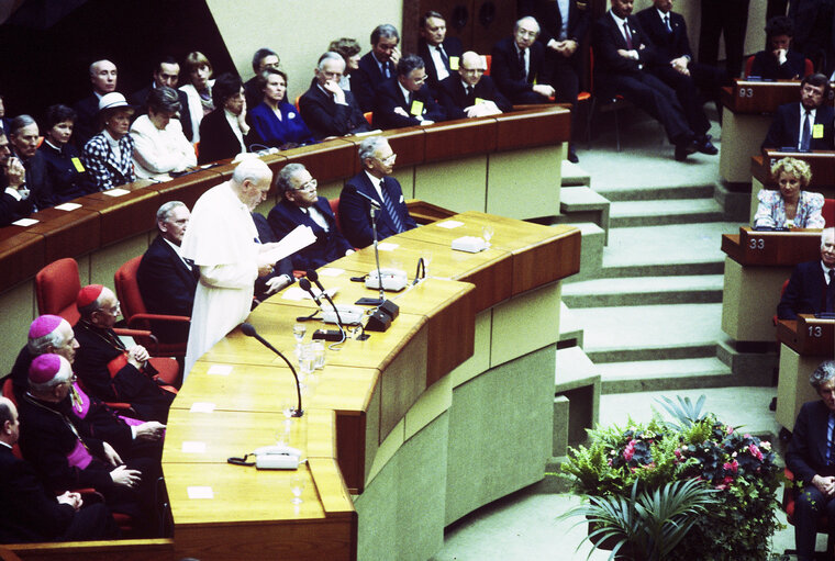 Photo 27 : Visit of Pope Jean-Paul II to the EP in Luxembourg.