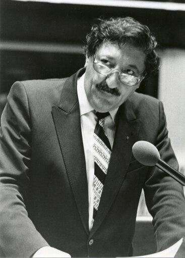 Photo 20 : Rene MART speaks in plenary sesison in July 1981