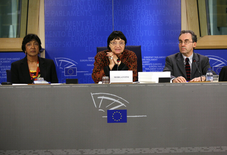 Fotografia 9: Press conference following the Joint conference of the EP, EC and UN on 60 years of the Universal Declaration of Human Rights: the defenders take the floor.