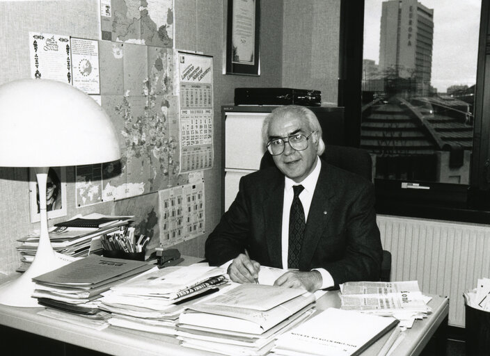 Foto 2: Portrait of MEP Artur da CUNHA OLIVEIRA in his office in Strasbourg in January 1993