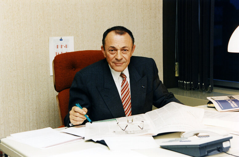 Photo 2 : Michel ROCARD at the EP in Strasbourg.