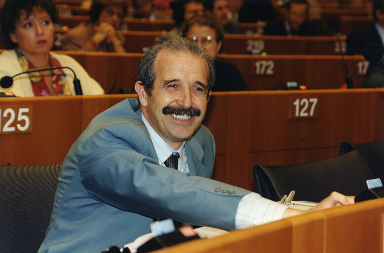 Foto 25: Renzo IMBENI in plenary session in Brussels