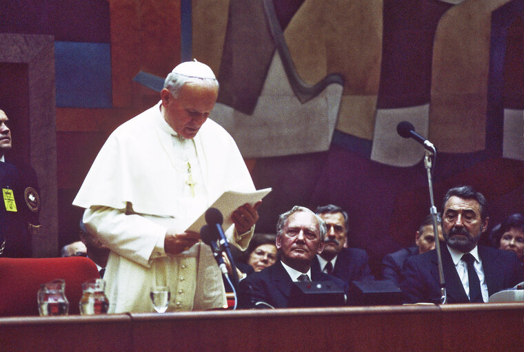 Fotogrāfija 26: Visit of Pope Jean-Paul II to the EP in Luxembourg.