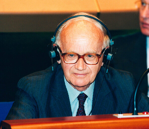 Foto 2: The President of the European Monetary Institute in a meeting at the EP.