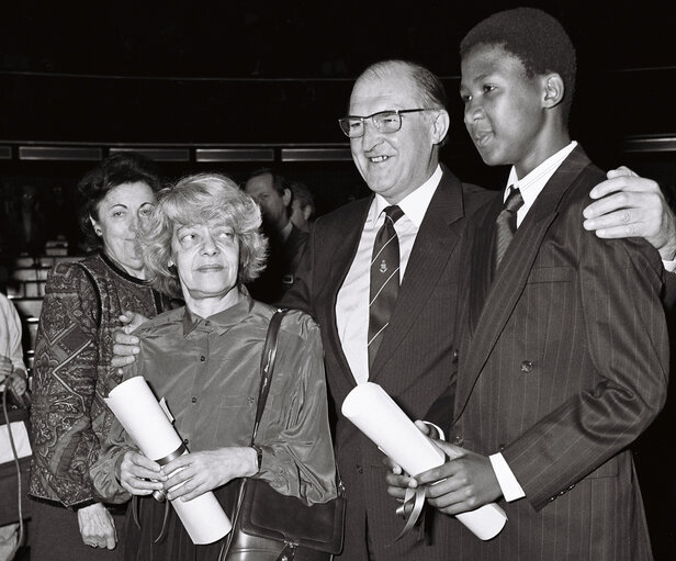 Fotogrāfija 19: The 1988 SAKHAROV Prize is awarded to Anatoli MARCHENKO (posthumously) represented by his widow and Nelson Rolihlahla MANDELA represented by his grand son