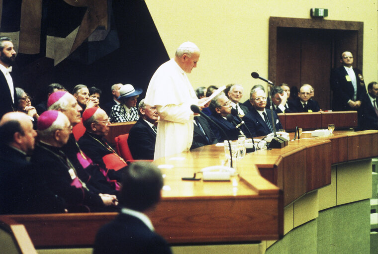 Photo 25 : Visit of Pope Jean-Paul II to the EP in Luxembourg.