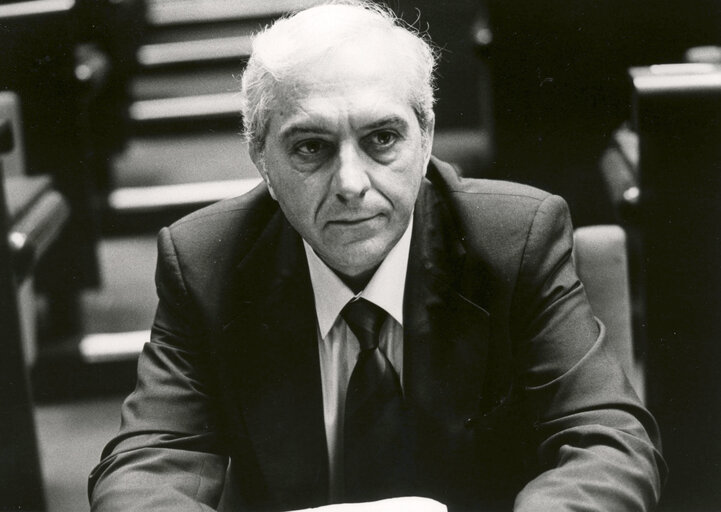 Снимка 28: Umberto CARDIA attends a plenary session in June 1981