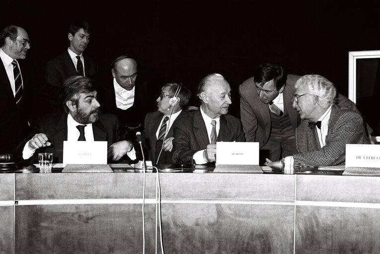 Photo 4 : The 1989 SAKHAROV Prize is awarded to Alexander DUBCEK