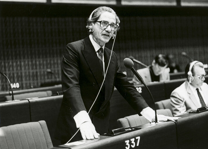 Photo 1: Anastassios PEPONIS speaks in plenary session in May 1981