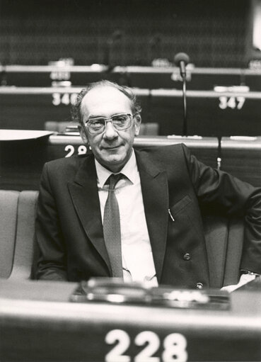 Photo 5 : Jaak P.J. HENCKENS attends a plenary session in May 1981