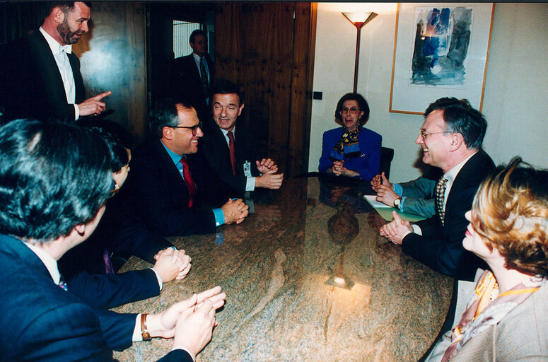 Foto 2: EP President meets with the President of Colombia.