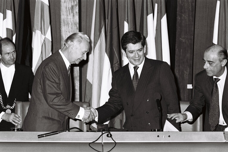 Photo 20: The 1989 SAKHAROV Prize is awarded to Alexander DUBCEK