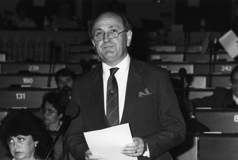 Fotografi 2: MEP Gerard COLLINS speaks in plenary session in June 1990