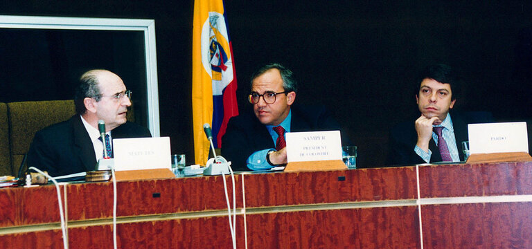 Fotografi 3: EP President meets with the President of Colombia.