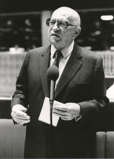 Снимка 9: Edgar FAURE speaks in plenary session in June 1981