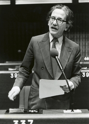 Снимка 1: Anastassios PEPONIS speaks in plenary session in January 1981