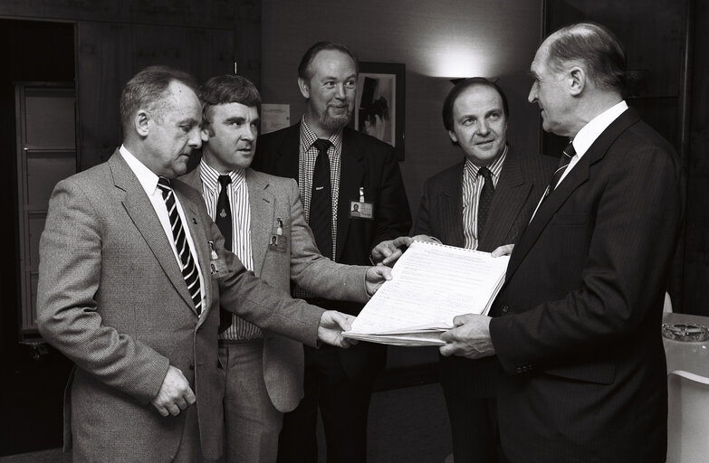 Fotografija 39: Meeting in February 1989