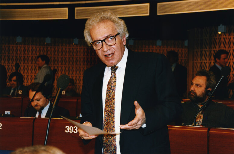 Foto 15: Nikolaos PAPAKYRIAZIS in plenary session in Strasbourg.