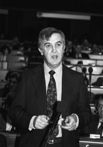 Baron Tristan GAREL-JONES, British Minister for Europe, speaks in plenary session in Strasbourg in October 1992