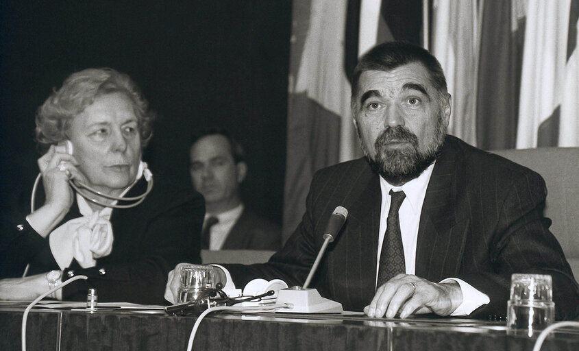 Photo 2: Stjepan (Stipe) MESIC, President of Yugoslavia visits the European Parliament in Strasbourg