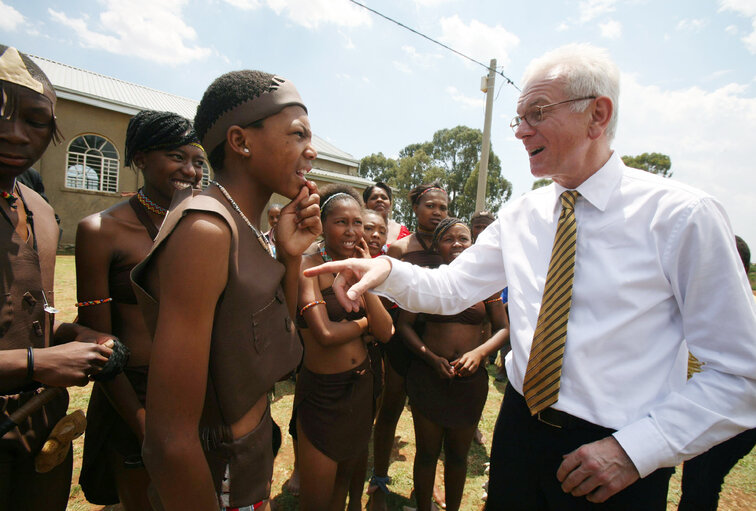 Foto 46: Hans-Gert POETTERING, EP President, makes an official visit to South Africa - EP President meets with South African youngsters dressed in traditional costumes during his visit to the Enthogen water project in Evaton