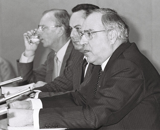 Foto 7: Visit of German Chancellor Helmut KOHL to European Parliament