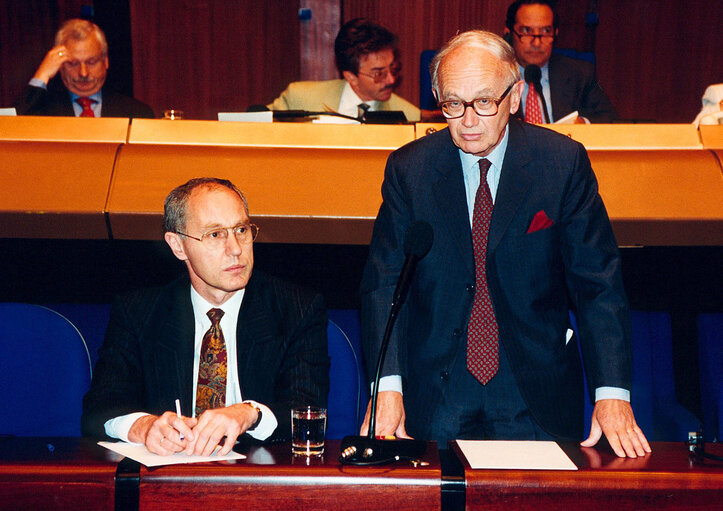 Foto 40: The President of the European Monetary Institute in a meeting at the EP.