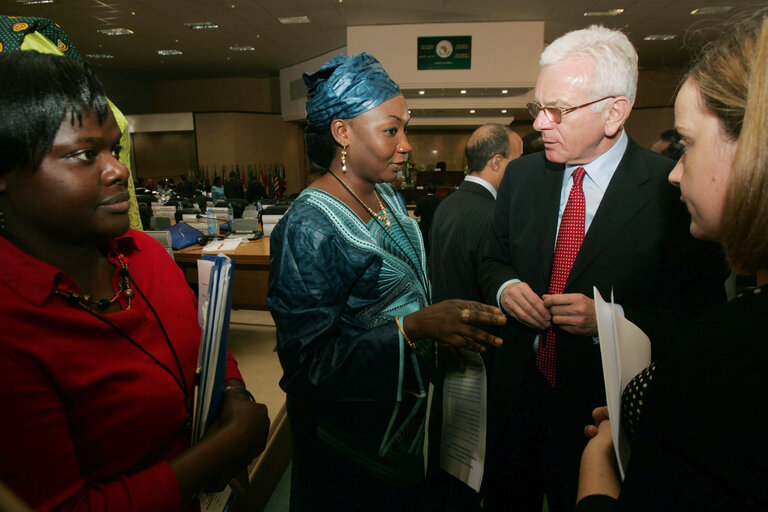 Foto 27: Hans-Gert POETTERING, EP President, makes an official visit to South Africa - EP President chats with African participants at the opening session of the 10th Ordinary session of the Pan-African Parliament held October 27, 2008 at Gallagher Estate in Midrand