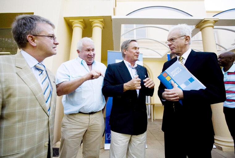 Foto 30: Hans-Gert POETTERING, EP President, makes an official visit to South Africa - EP President chats with Wilfried Pabst (C) and Roy Bennet following his meeting with the Konrad-Adenauer-Stiftung Foundation in Johannesburg