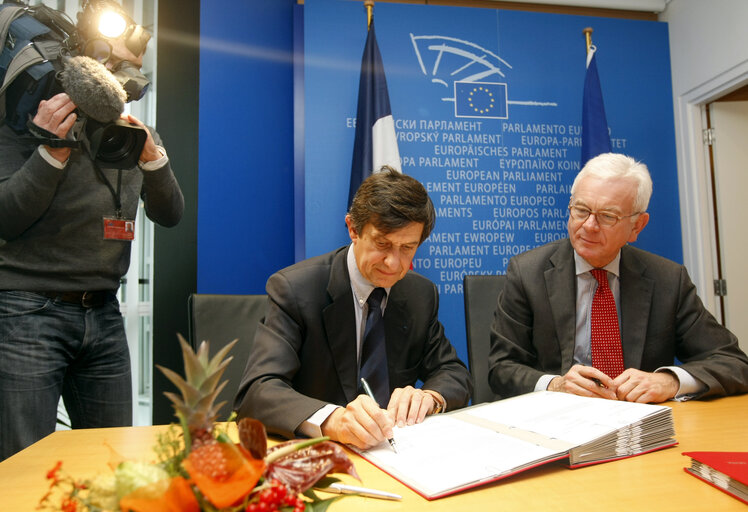 Снимка 3: Ceremonial LEX signing of co-decision legislationat the EP in Strasbourg.