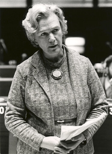 Billede 3: Elaine KELLETT-BOWMAN speaks in plenary session in May 1981