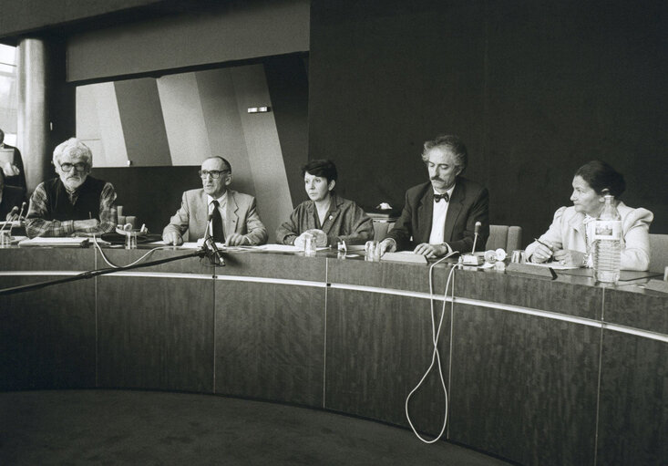 Zdjęcie 2: Mrs KAUFMAN in a meeting at the EP in Brussels.