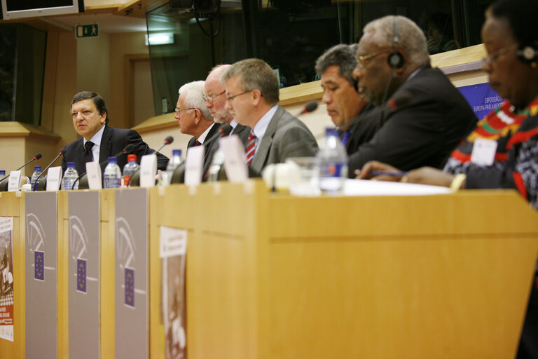 Снимка 6: Extraordinary meeting in the framwork of Africa Week at the EP in Brussels. Panel on intercultural dialogue with the Nobel Prize for Literature, the AU Commissioner for Social Affairs, in charge of culture and the President of the Pan-African Parliament.