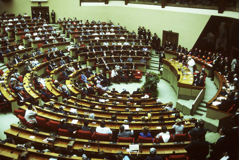 Photo 21 : Visit of Pope Jean-Paul II to the EP in Luxembourg.